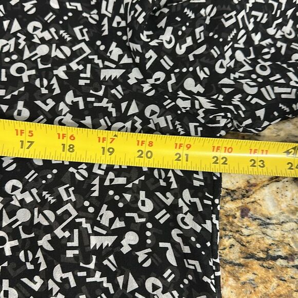 Chic Abstract Print Black And White 7/8 Length Top Blouse Size M - Picture 5 of 8